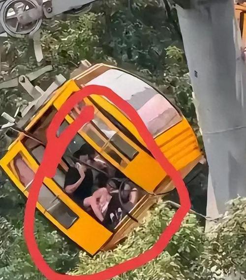 图：北京象山一游客乘坐缆车后坠落身亡(图1)