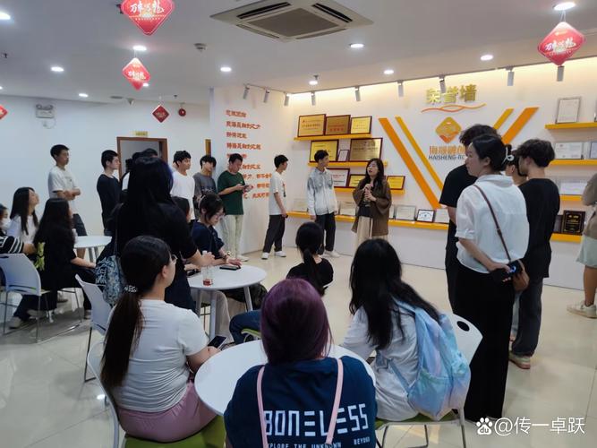 同心青委会走进梵思诺集团参观学习，共探时尚产业发展(图1)