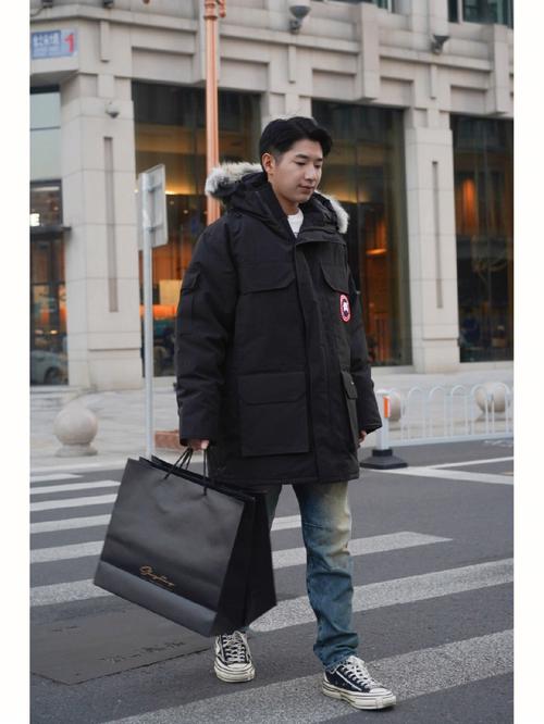 上海街拍：满街大鹅羽绒服，大衣是否更适合上班族？(图1)