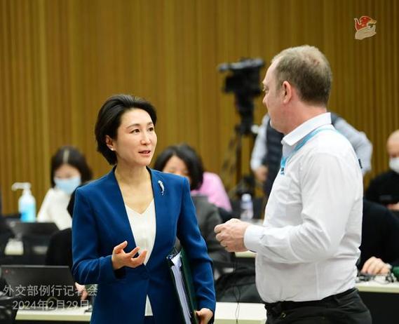 毛宁妻子：一位低调而卓越的职场女性(图1)