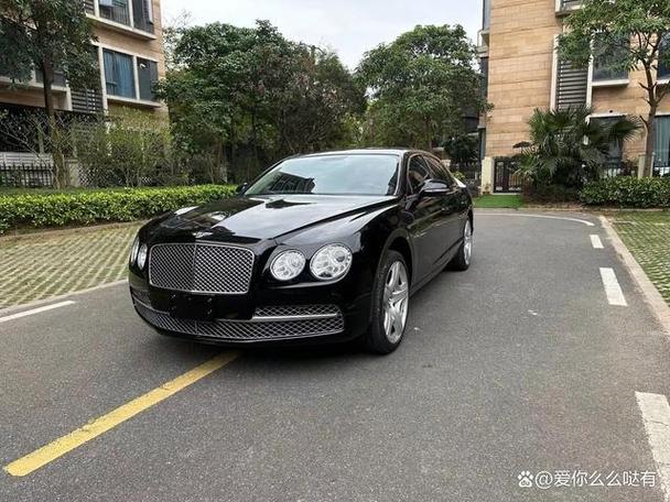 2017款宾利飞驰：豪华轿车中的尊贵与典雅之选(图1)