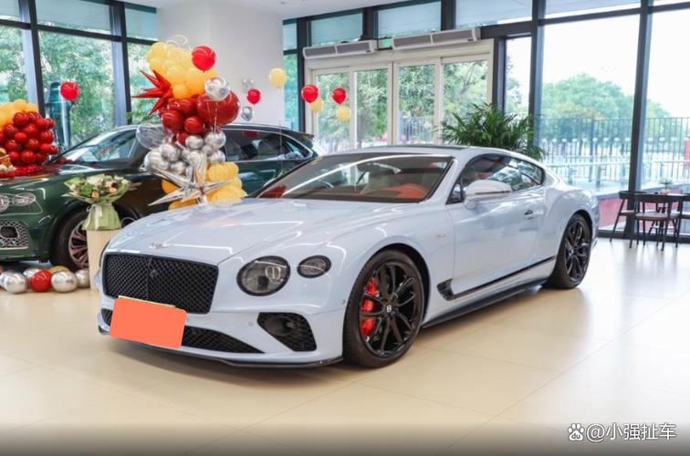 国内街头偶遇288万宾利欧陆GT，搭载4.0T V8引擎，旁边妙龄女子成亮点(图1)