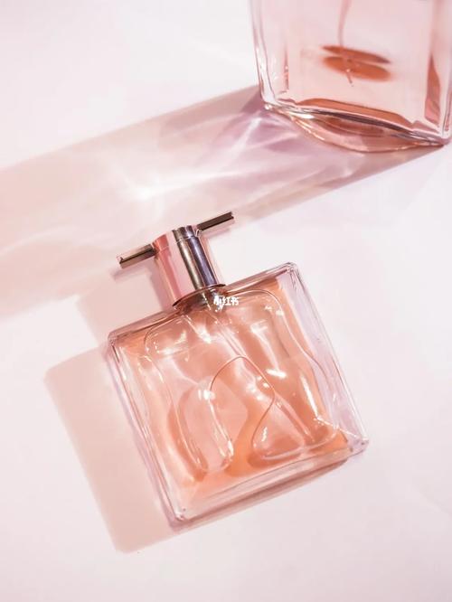 LANCOME兰蔻珍爱午夜玫瑰香水：艾玛·沃森代言的甜美爱情故事(图1)