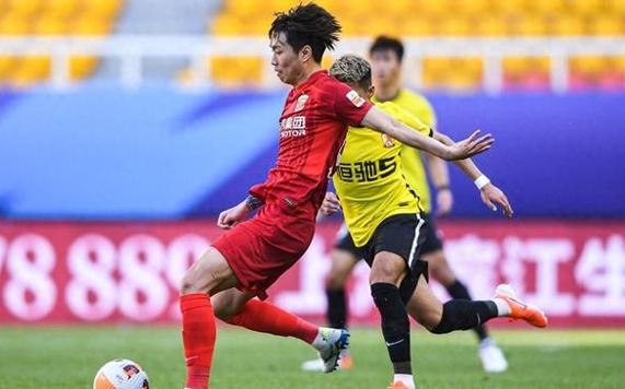 国内足坛首位被开除国脚球员：26岁球星傅欢被解约，引发争议！(图1)
