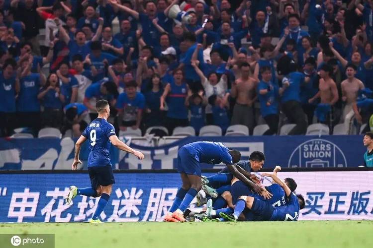 上海德比观察：申花长期无缘** 为何数万球迷围观？(图1)