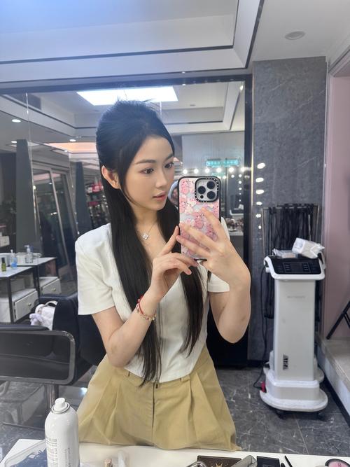 酒店高薪招聘伴游女孩月入10万--员工精致妆容培训总结报告(图1)