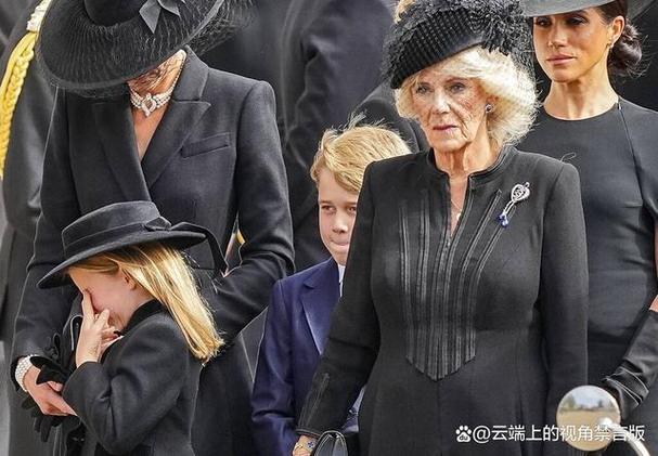 从问题女孩到葬礼女王，她显然是富裕的第二代，但喜欢传播商品(图1)