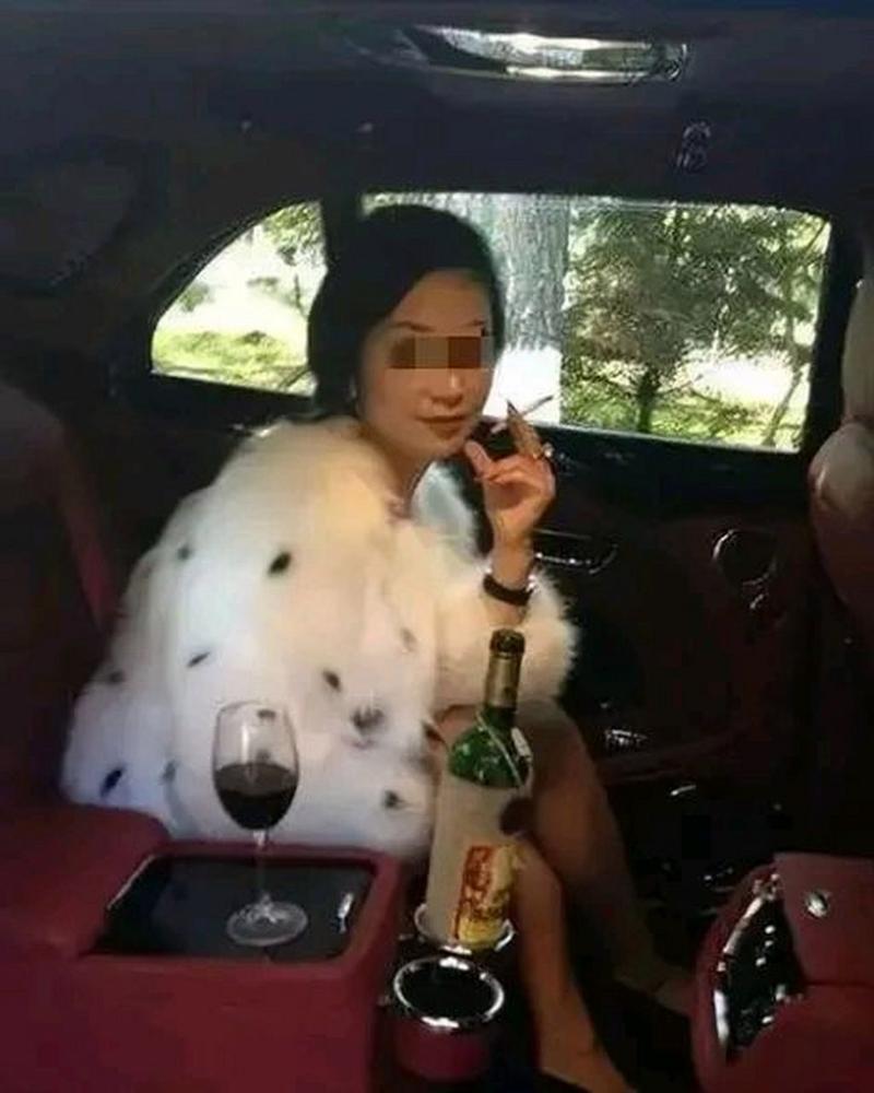51岁富婆包养24岁男子，因“欲求不满”酿成悲剧，网友：毁三(图1)