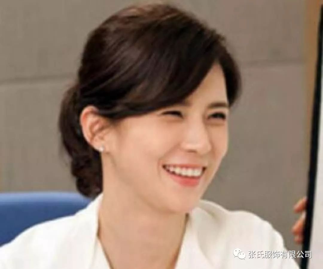 女生职业装发型扎法 干练又有职场范(图1)