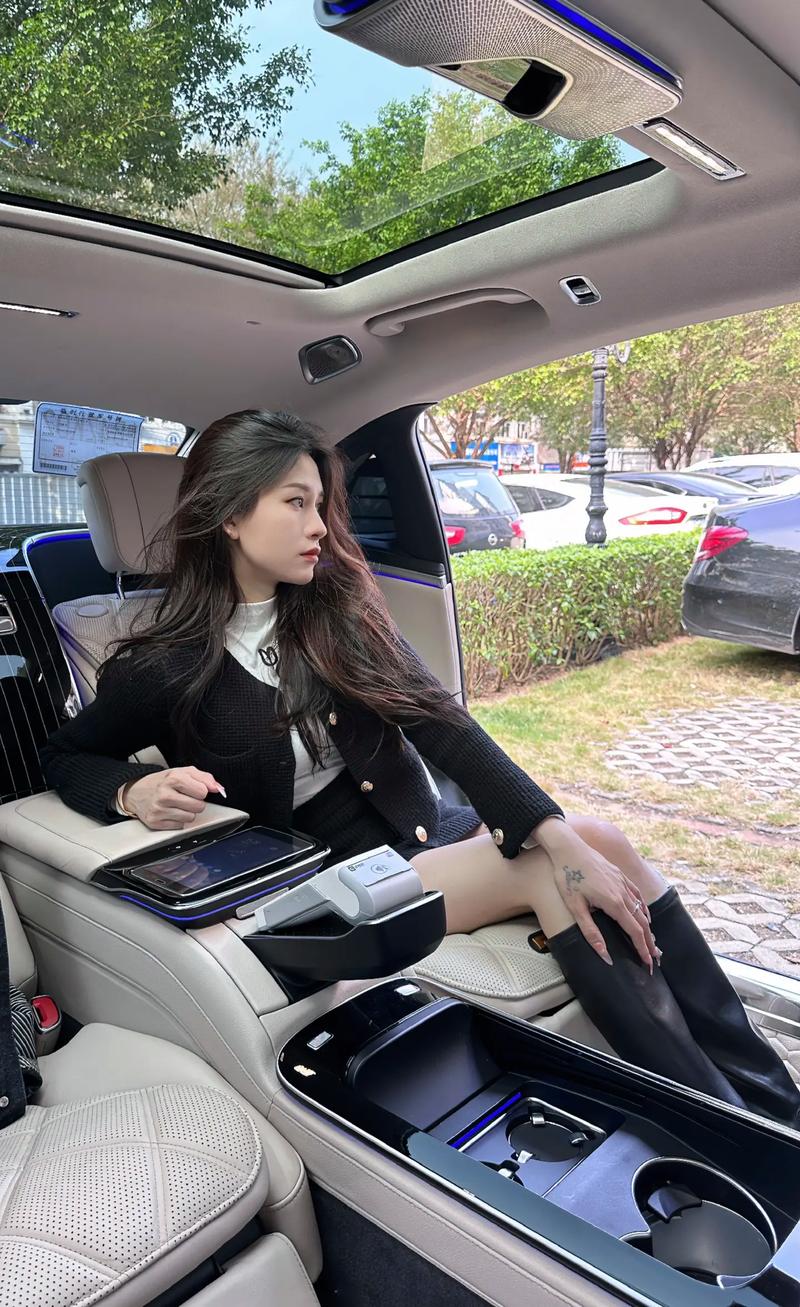高端伴游招聘一天20万深圳伴游招聘大圈纯出女孩（开奔驰做宝马富裕的人生自给自足）(图1)
