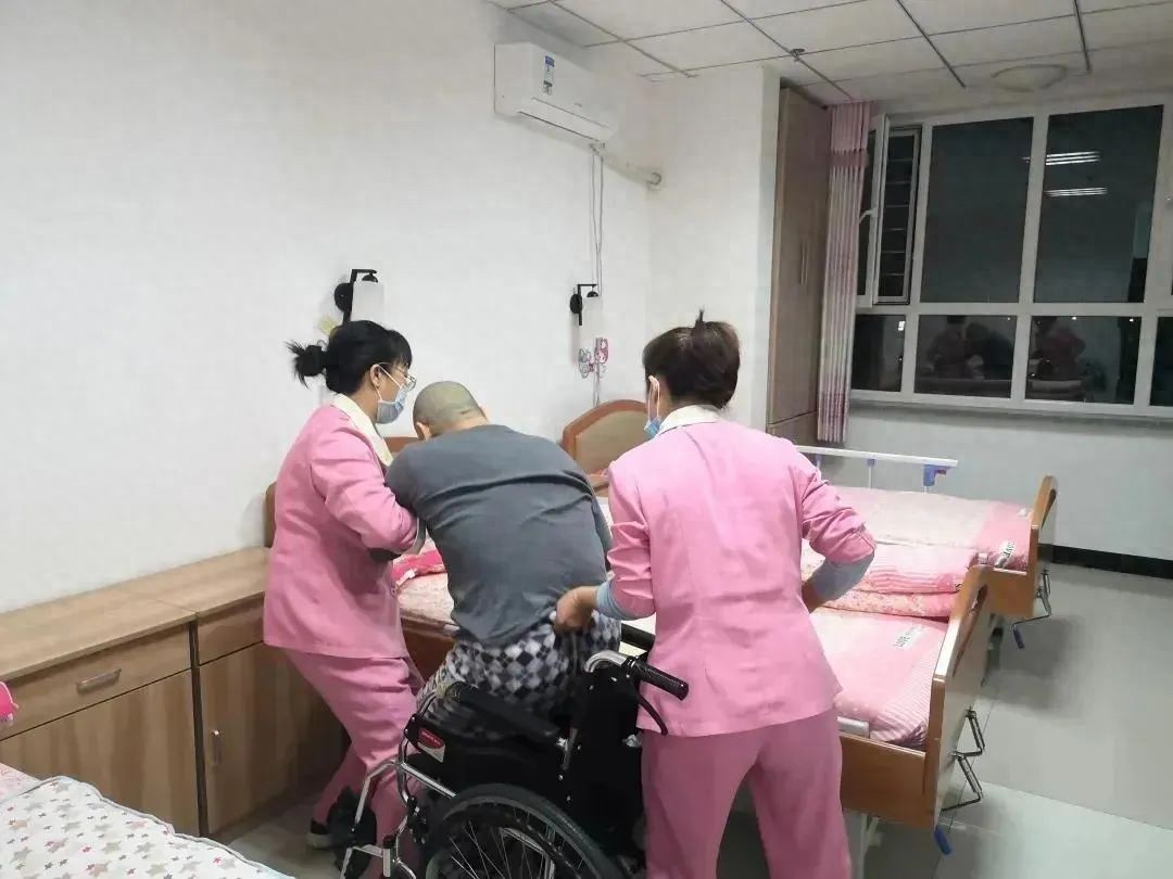 养老护理员那么辛苦，管理层该如何做好养老护理员的保障工作？(图1)