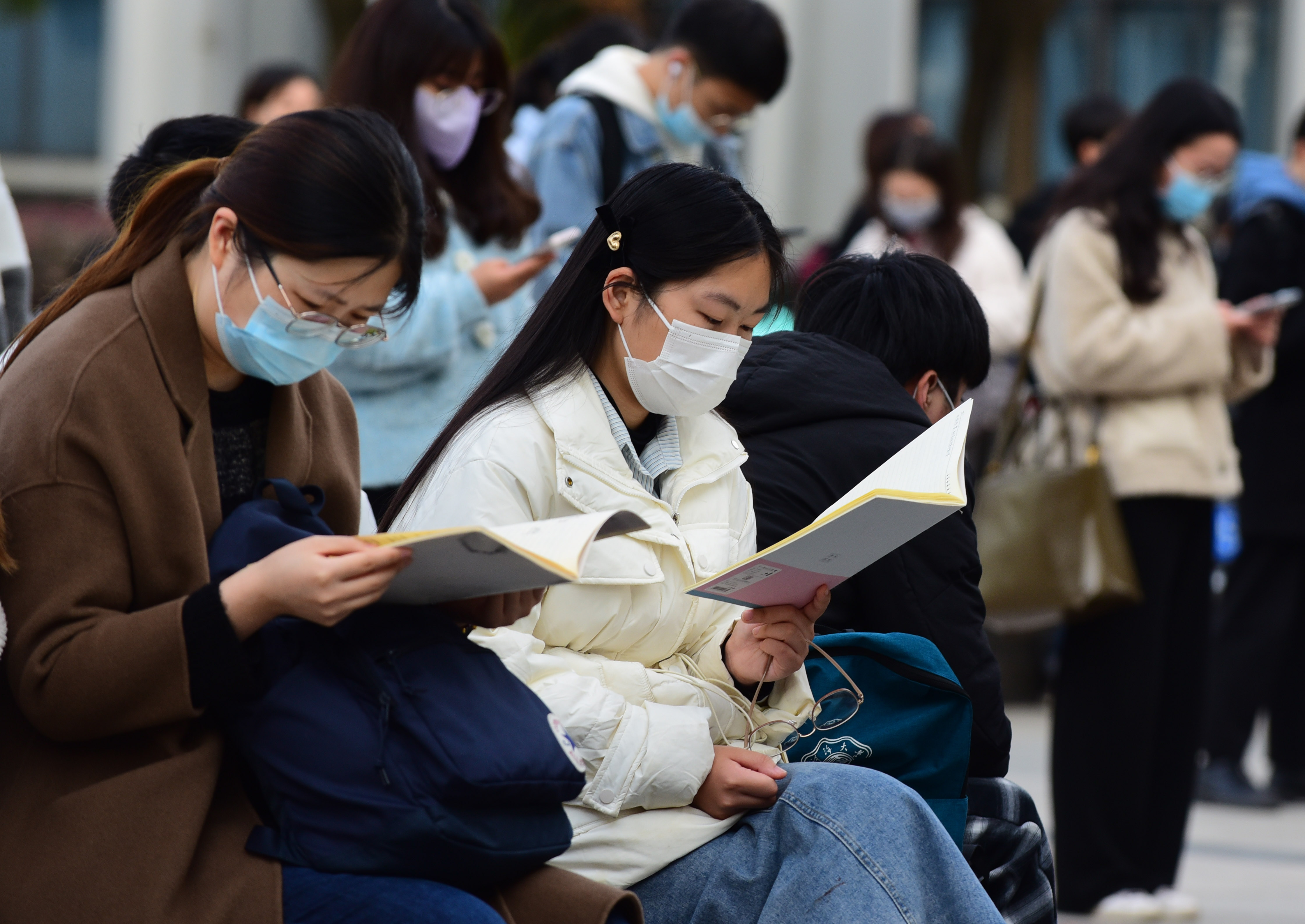 公务员是怎么选拔出来的？揭秘国考面试，这些小动作都可能丢分(图1)