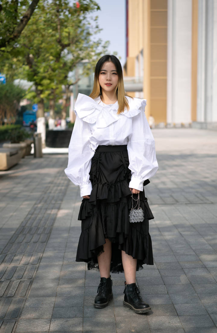 点她变身，滚叔街拍下的快递小姐姐，闪闪发光！#第二届小哥节来啦#(图6)