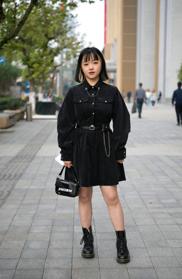 点她变身，滚叔街拍下的快递小姐姐，闪闪发光！#第二届小哥节来啦#(图7)