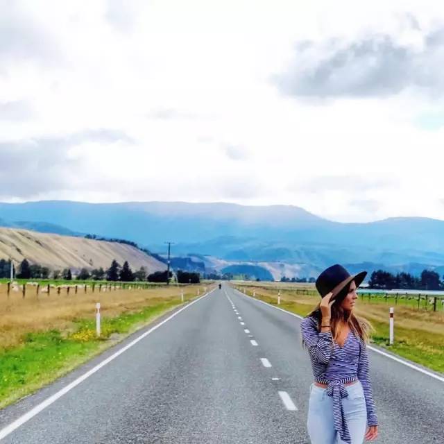 对比，25岁豪游世界的美女，她靠怎么做到的？(图13)