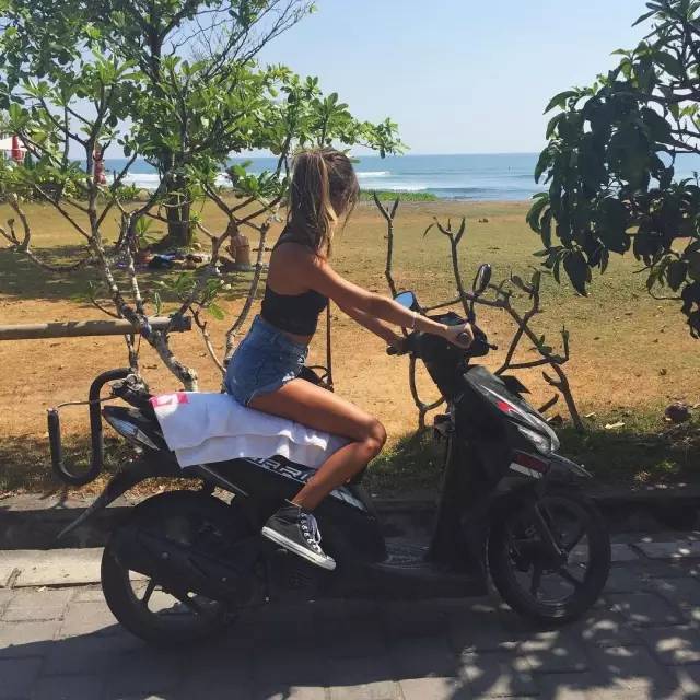 对比，25岁豪游世界的美女，她靠怎么做到的？(图17)