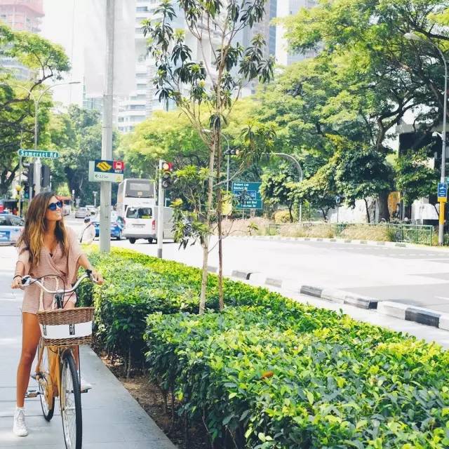 对比，25岁豪游世界的美女，她靠怎么做到的？(图8)