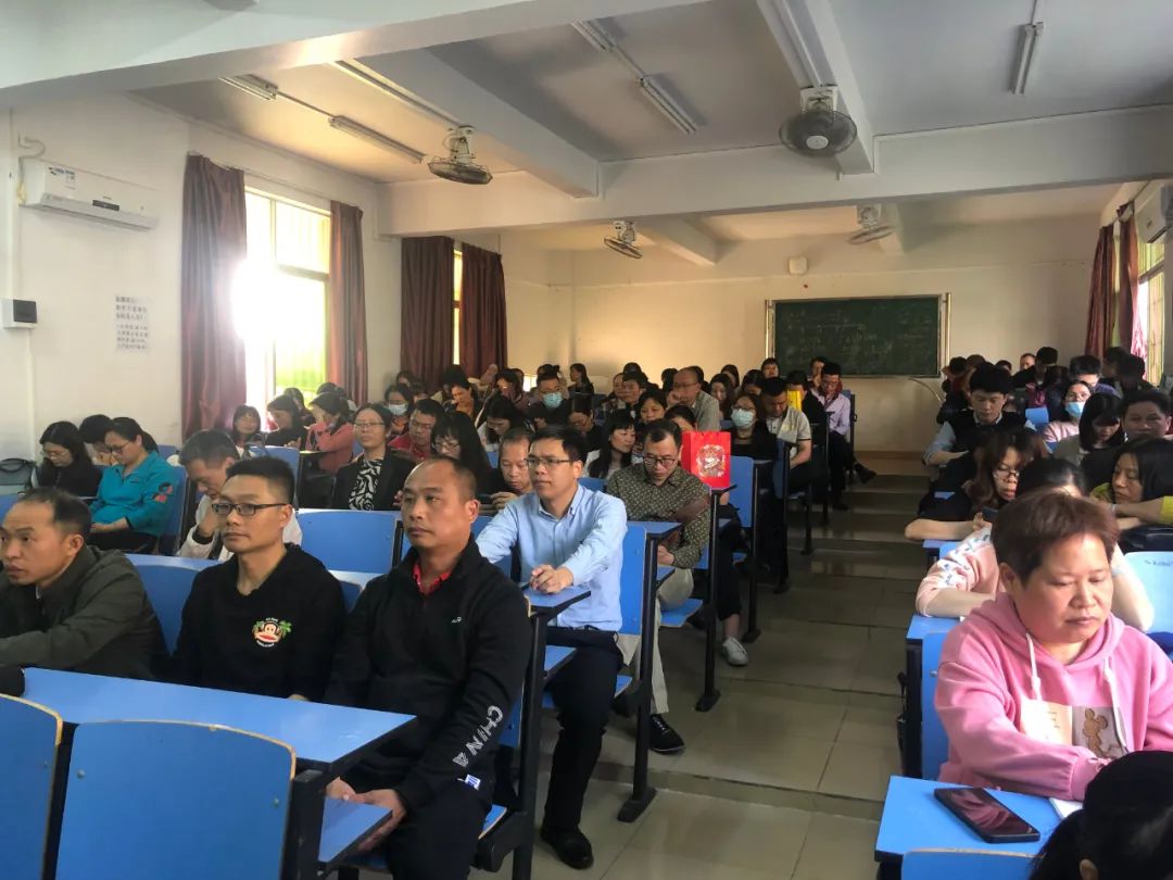 缓解工作压力，塑造阳光心态——清新二中“快乐大本营”邀请专家召开(图13)
