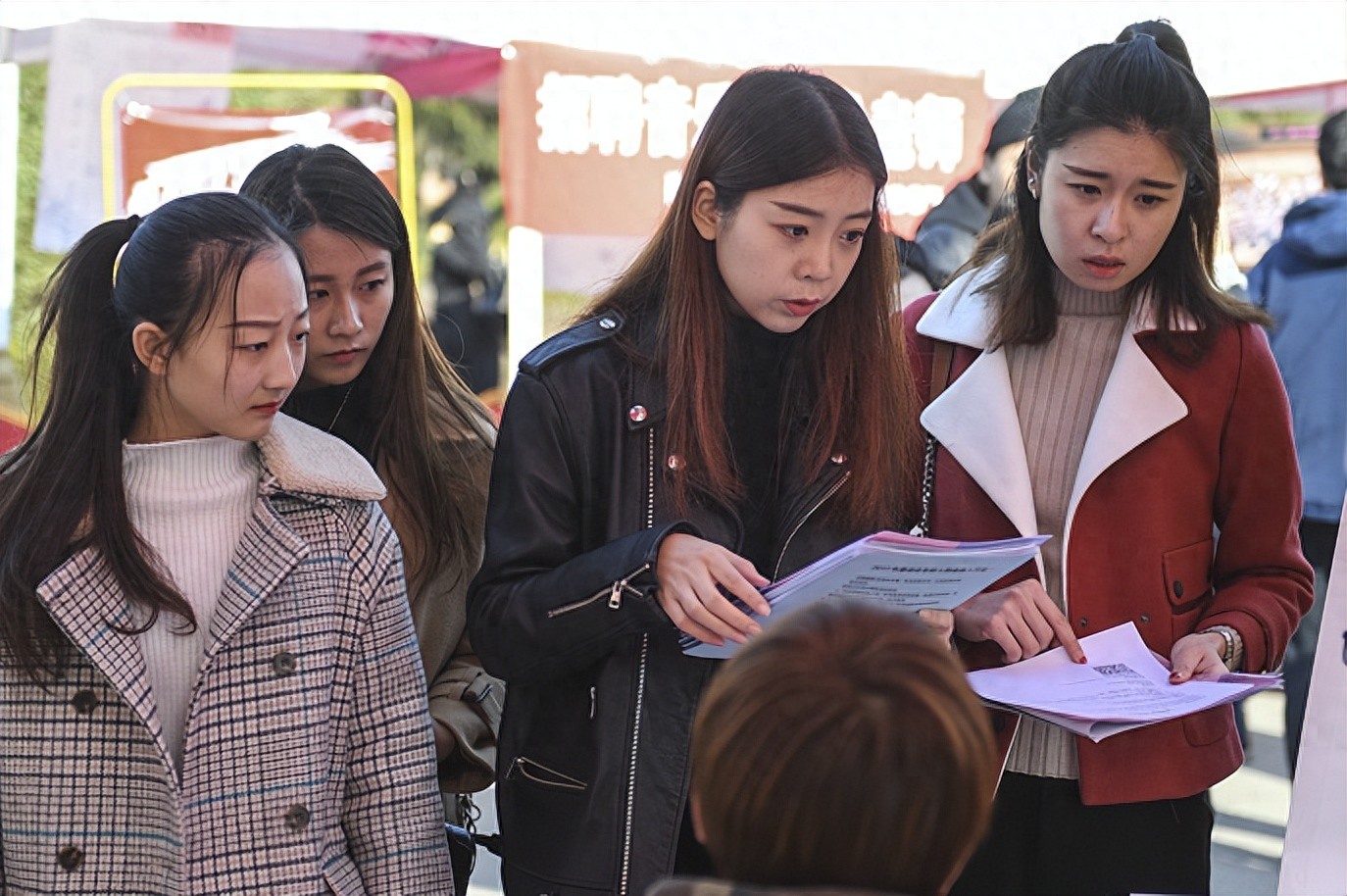 懂的都懂！中铁三局文员招聘要求“身材好”，官方解释更让人迷惑(图1)