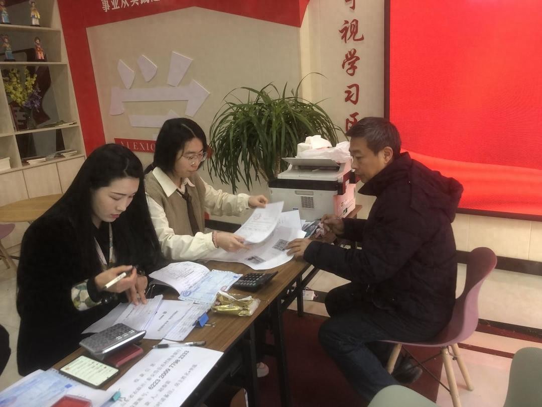 泰安市泰山区上高街道学苑社区开展迎新年优惠代办不动产权证工作(图1)