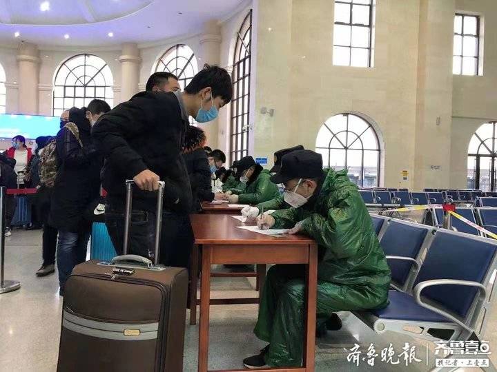 疫情当前 使命在肩，六户执法中队融身车站，化作城市“守护神”(图1)