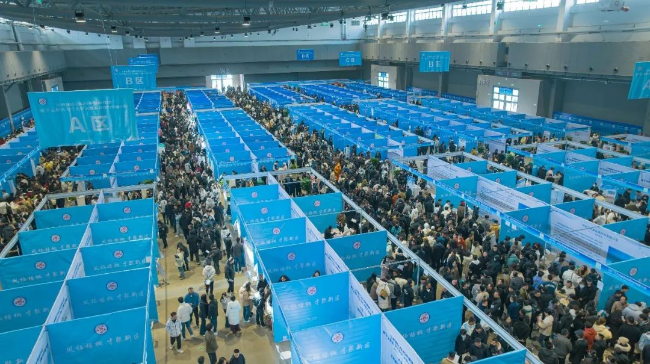 7.8万人进场求职！兰州新区2025年春风行动暨“产业新城·智享未来”大型人才智力交流大会成功举办(图1)