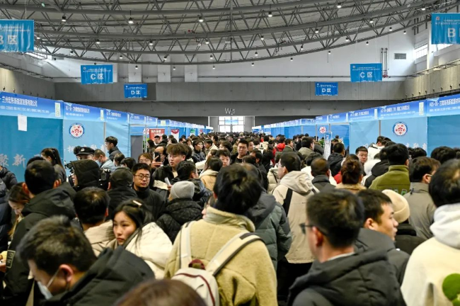 7.8万人进场求职！兰州新区2025年春风行动暨“产业新城·智享未来”大型人才智力交流大会成功举办(图2)