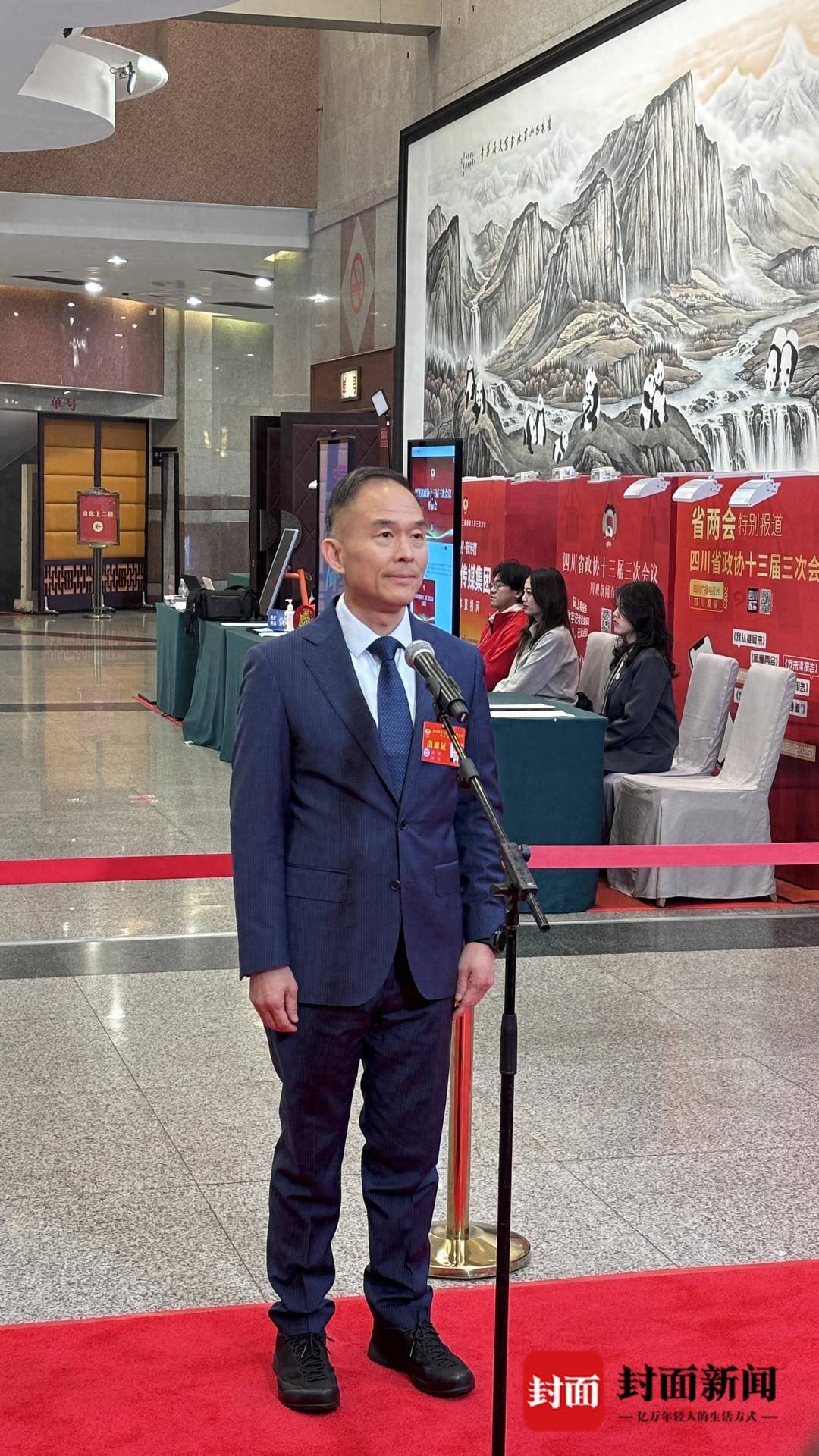 第二场“委员通道”开启 成渝双圈、民企发展、乡村振兴成关注焦点｜直击委员通道(图1)
