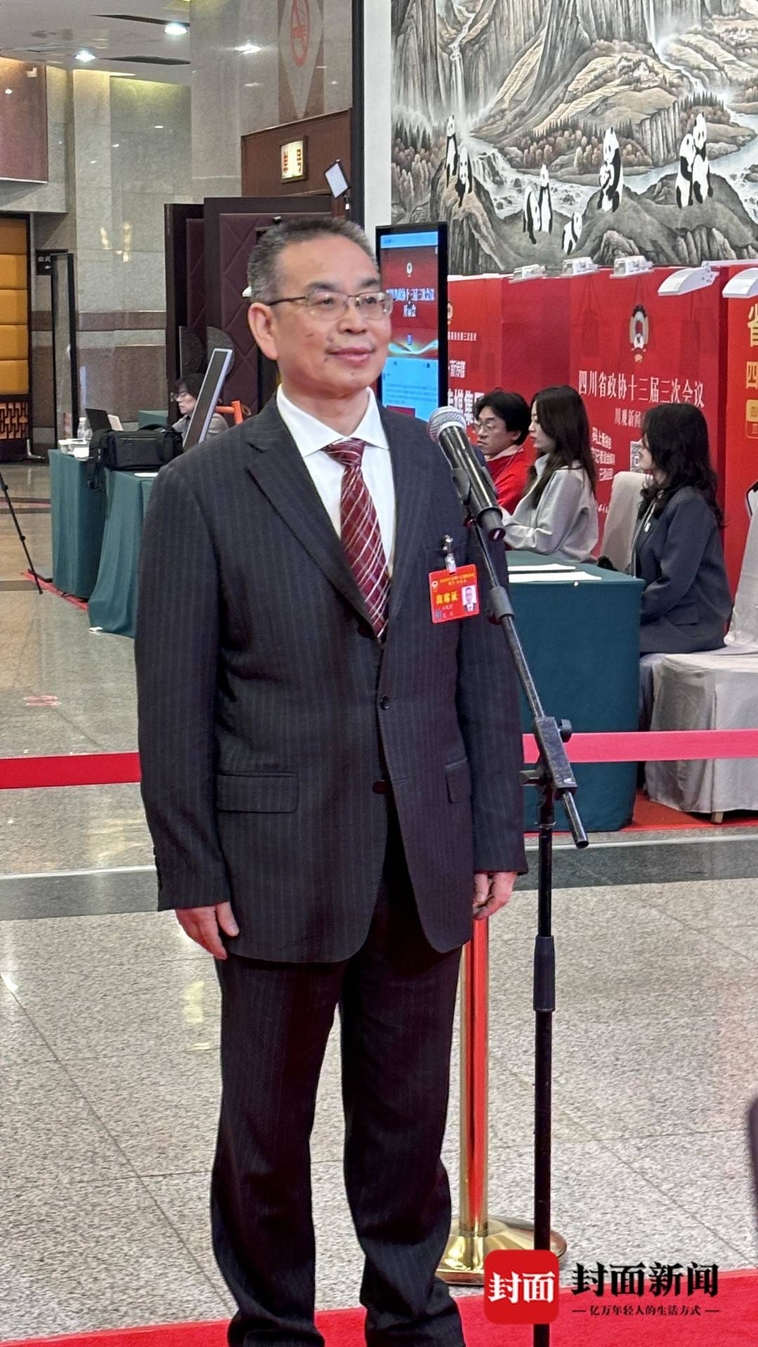 第二场“委员通道”开启 成渝双圈、民企发展、乡村振兴成关注焦点｜直击委员通道(图2)