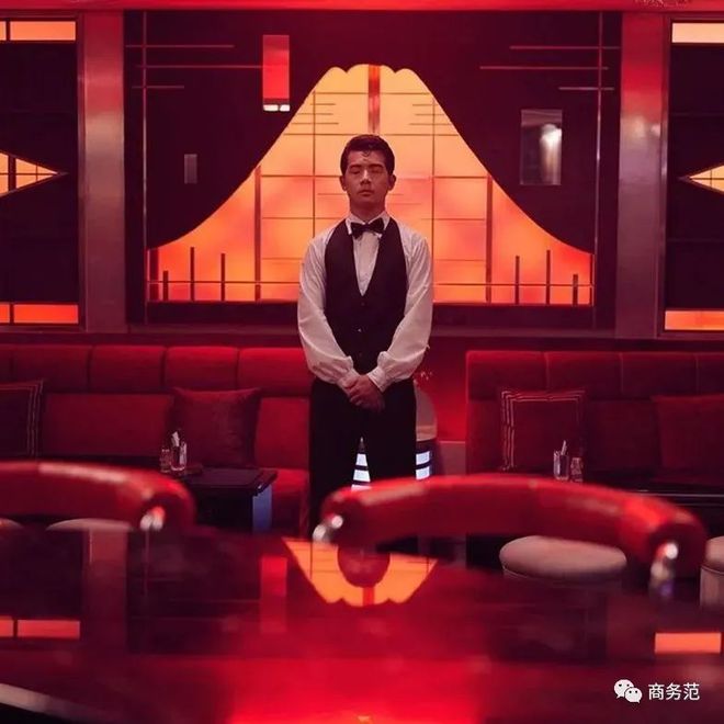 《华灯初上》夜店潜规则：妈妈桑为爱互撕，客人穿衣暴露身份(图19)