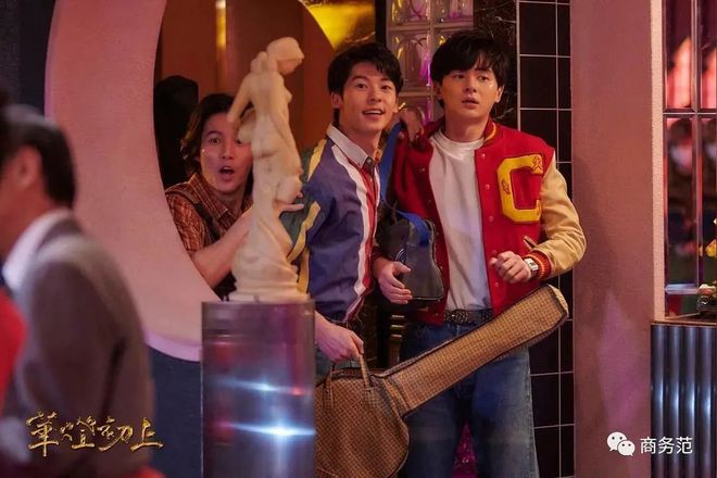 《华灯初上》夜店潜规则：妈妈桑为爱互撕，客人穿衣暴露身份(图29)