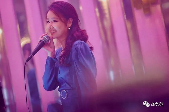 《华灯初上》夜店潜规则：妈妈桑为爱互撕，客人穿衣暴露身份(图33)