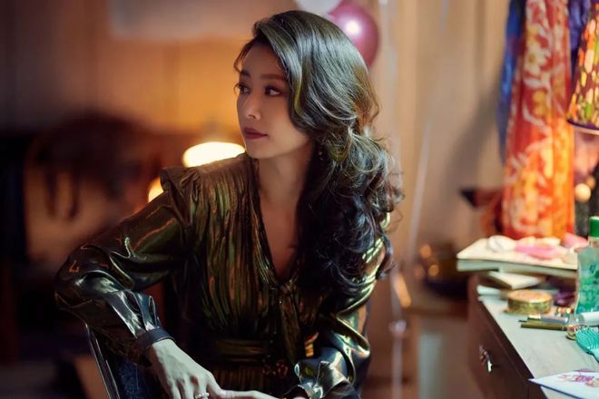 《华灯初上》夜店潜规则：妈妈桑为爱互撕，客人穿衣暴露身份(图34)