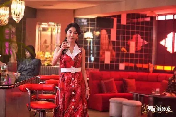 《华灯初上》夜店潜规则：妈妈桑为爱互撕，客人穿衣暴露身份(图43)