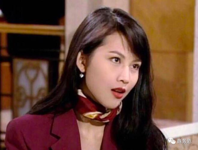 《华灯初上》夜店潜规则：妈妈桑为爱互撕，客人穿衣暴露身份(图48)