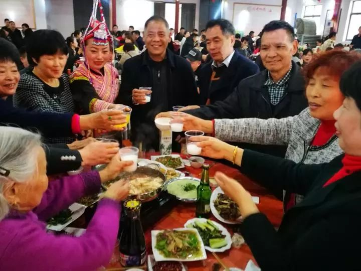 中共中央印发《党政领导干部选拔任用工作条例》；“我从来不炒股”的吴晓波老师要曲线上市？丨浙江早班车(图7)