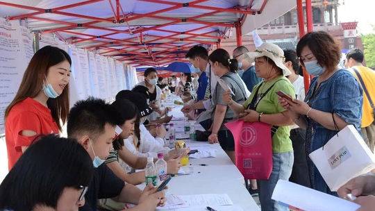成都“东进”十城“集结”上万岗位 不仅供求职选择还有政策答疑(图2)