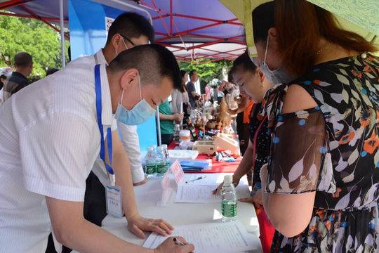 成都“东进”十城“集结”上万岗位 不仅供求职选择还有政策答疑(图3)