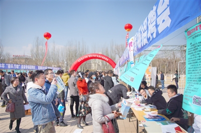 1.47万岗位！招聘会人流如织(图1)