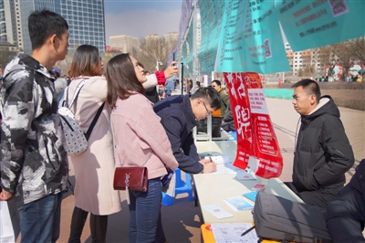 1.47万岗位！招聘会人流如织(图2)