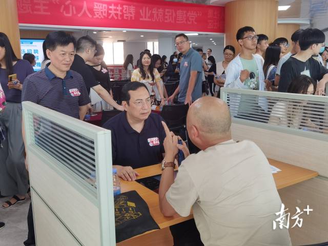 > id=articleTitle data-columnid=88>应届毕业生如何择业？这场指导课带来实用攻略(图5)
