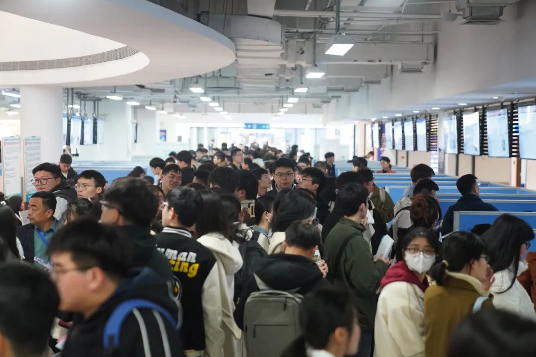 东北女孩“打飞的” 跨越近两千里来合肥求职(图2)