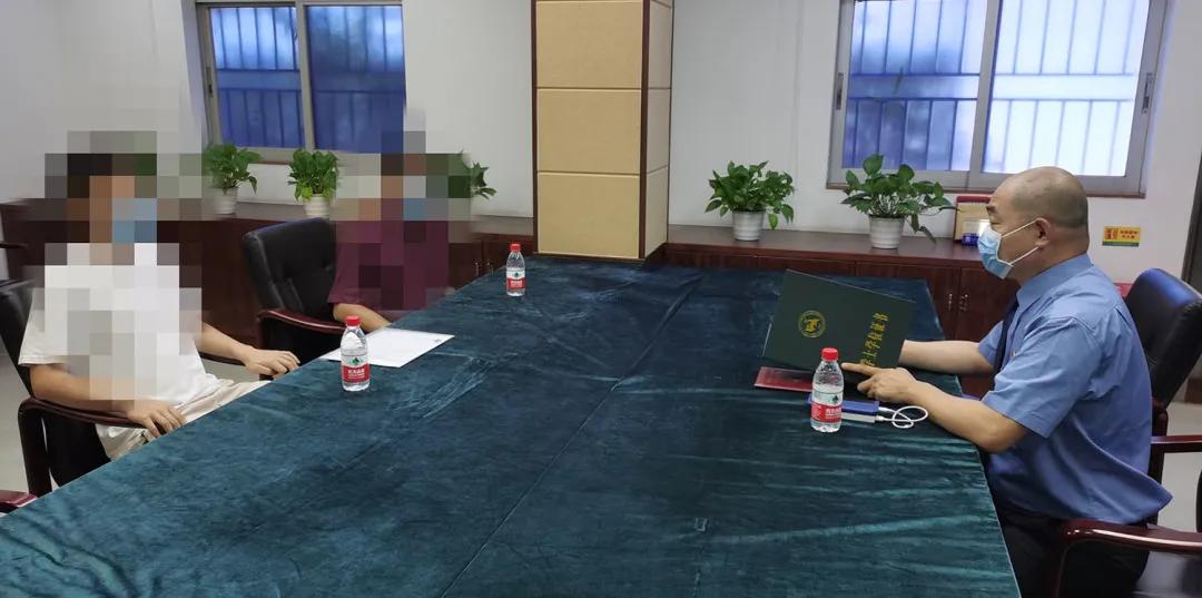 涉嫌走私仿真枪的大学生，给检察官带来了两本证书(图1)