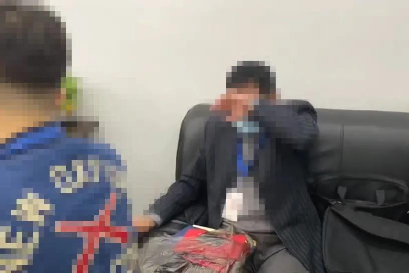 涉嫌走私仿真枪的大学生，给检察官带来了两本证书(图8)