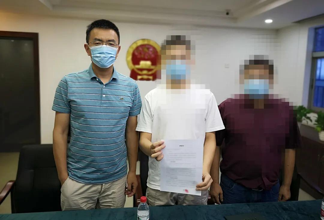 涉嫌走私仿真枪的大学生，给检察官带来了两本证书(图10)