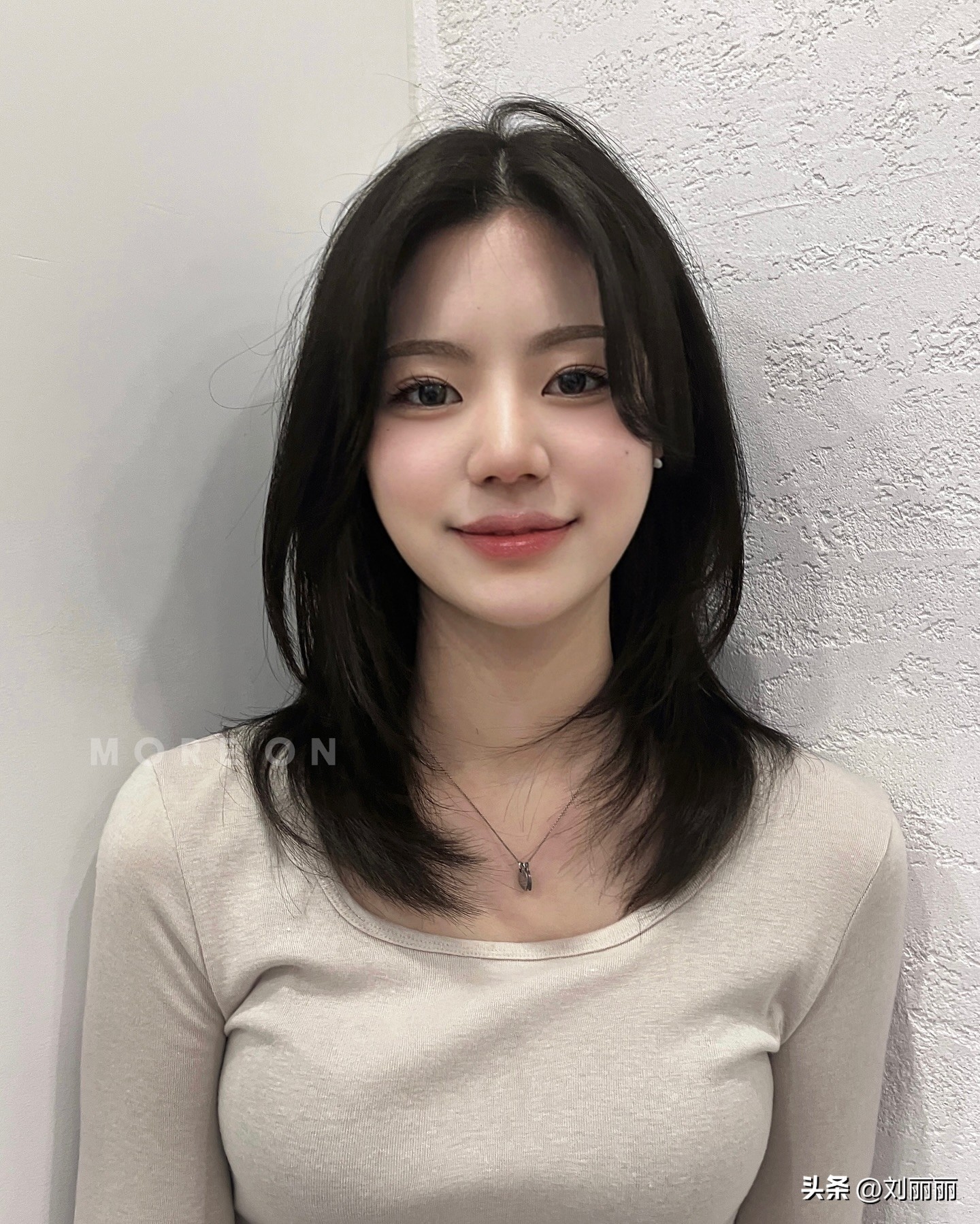 最值得尝试的女发：瘦脸微扣锁骨发，让你挑不出毛病(图2)