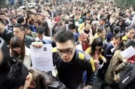 东北青年择业怪象：万人报考哈尔滨清洁工，有编制扫大街也行！(图1)