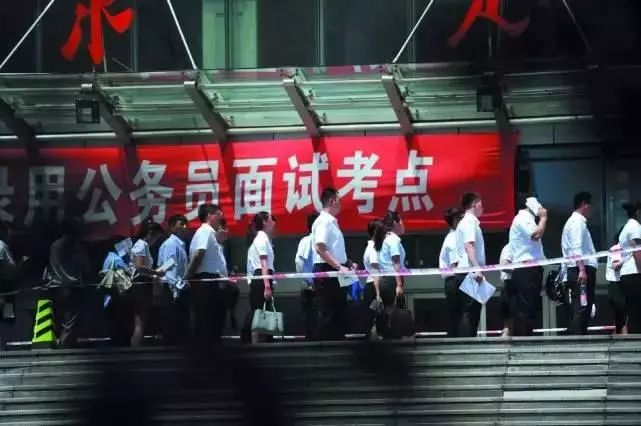 东北青年择业怪象：万人报考哈尔滨清洁工，有编制扫大街也行！(图2)