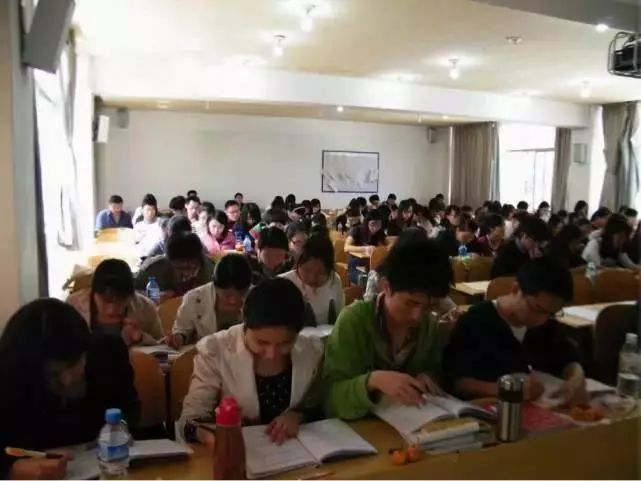 东北青年择业怪象：万人报考哈尔滨清洁工，有编制扫大街也行！(图3)