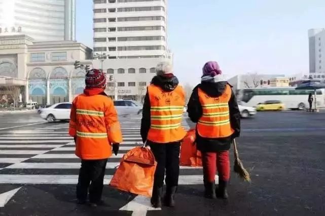 东北青年择业怪象：万人报考哈尔滨清洁工，有编制扫大街也行！(图4)